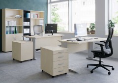 Jasny zestaw mebli biurowych do kancelarii 